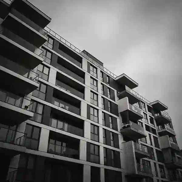 Fachada de um prédio residencial de alto padrão em São Paulo sob céu nublado